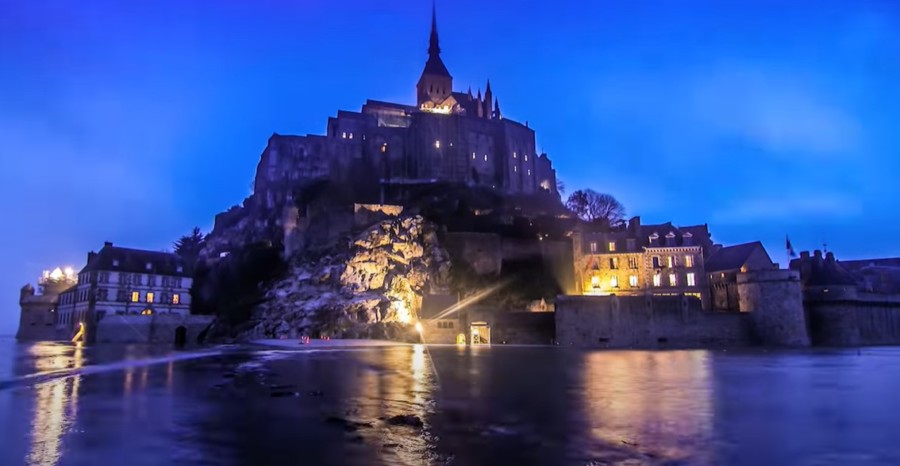 NAJSPEKTAKULARNIJI DVORAC SVIJETA NALAZI SE U FRANCUSKOJ! Da li ste znali zašto privlači na hiljadu turista! (VIDEO)