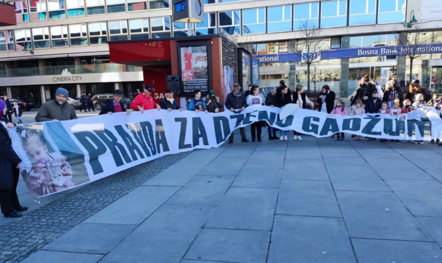 PROTESTI ZBOG TRAGIČNO PREMINULE Džene Gadžun! Otac shrvan od bola NIJE MOGAO IZUSTITI RIJEČ: Porodica traži istinu!