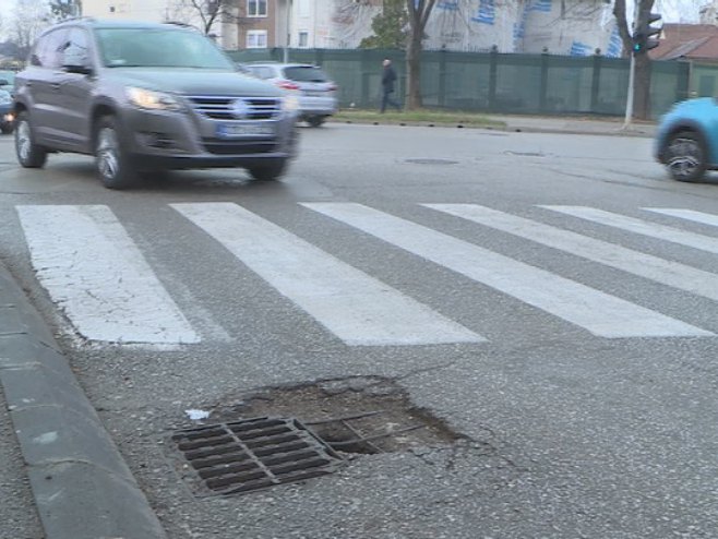 KOJA SU PRAVA VOZAČA ako dođe do oštećenja vozila zbog LOŠIH PUTEVA? (VIDEO)