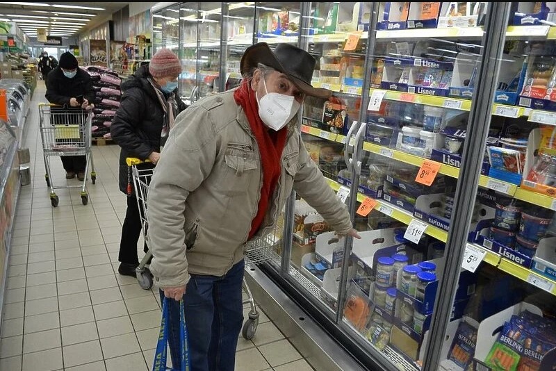 ŠOPING GROZNICA ZA salamom, hljebom, mlijekom... Česi pohrlili kod KOMŠIJA koji su ukinuli PDV na hranu