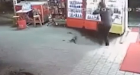 BIZARNA NESREĆA HIT NA INTERNETU! Trgovac izašao na pauzu za cigaretu, pa propao u zemlju (VIDEO)