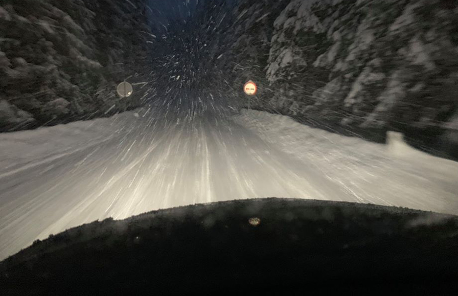 VOZAČIMA SE SKREĆE PAŽNJA NA JAKE UDARE VJETRA Saobraćaj otežan zbog snijega