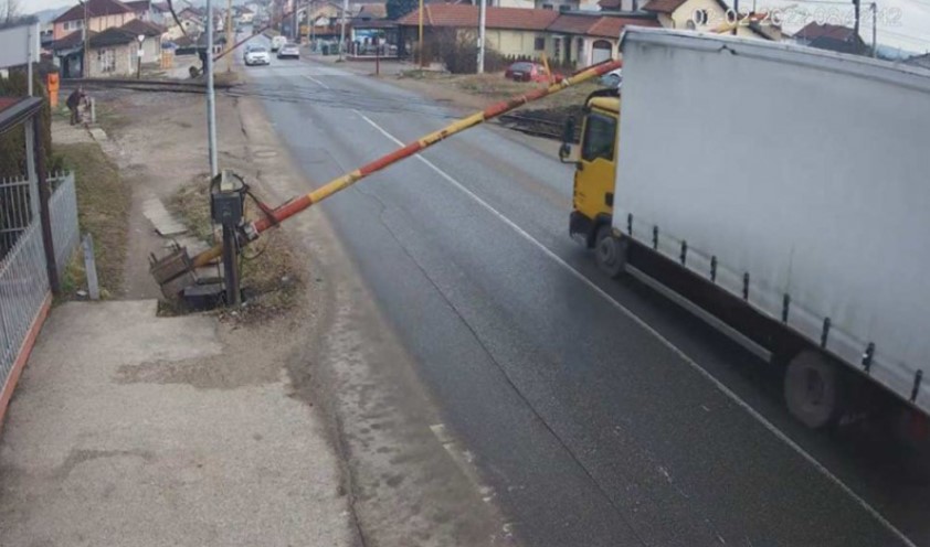 POGLEDAJTE KAKO BAHATI VOZAČ kamiona lomi RAMPU na pružnom prelazu u Zalužanima, moglo doći do KATASTROFALNIH posljedica! (VIDEO)