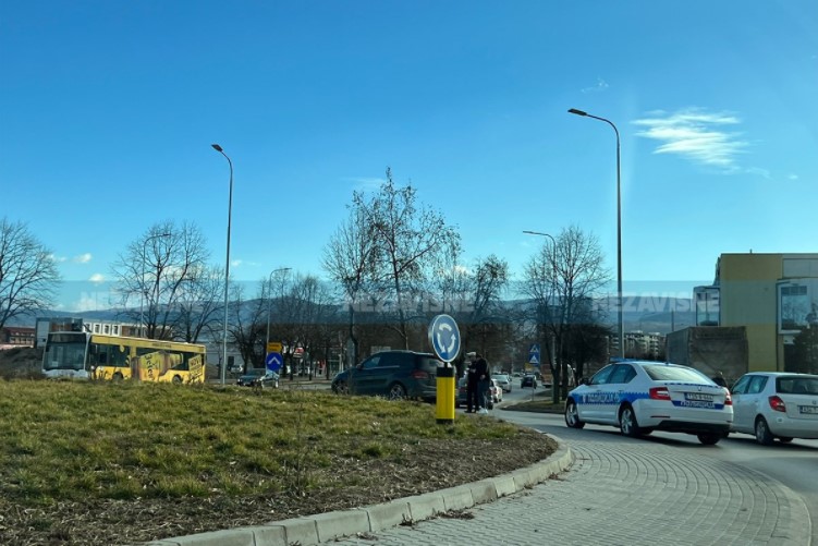 SAOBRAĆAJNA NEZGODA U BANJALUCI: Stvara se gužva na kružnom toku kod LESNINE!