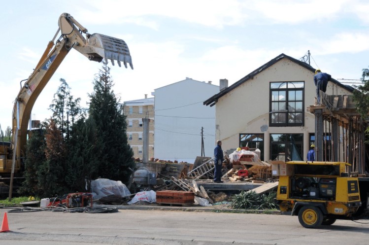 U BANJALUCI CVJETA DIVLJA GRADNJA: Bageri sve ČEŠĆE u akciji, LANI porušeno duplo više BESPRAVNO izgrađenih objekata nego 2020. godine!