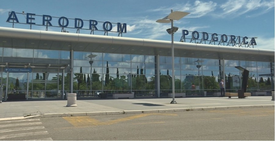 NORMALIZOVAN RAD NA AERODROMU PODGORICA! Drama u avionu: Putnik kojem je pozlilo HITNO prebačen u Urgenti centar!