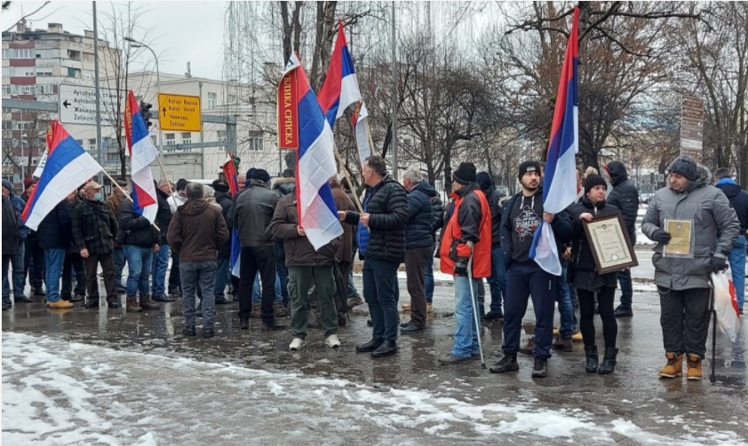 IZVIŽDALI I VLAST I OPOZICIJU: Borci VRS traže svoja prava ispred NSRS!