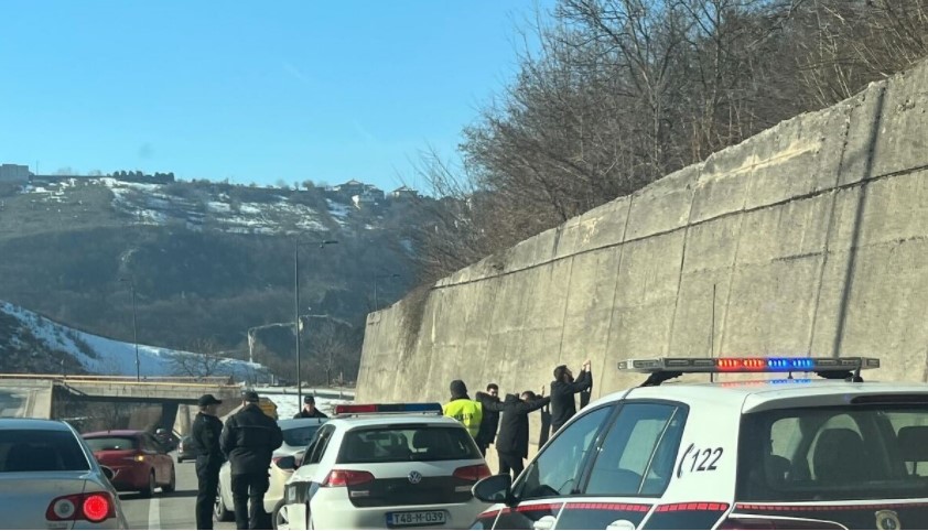 IZ VOZILA BACILI VREĆU SA DROGOM: Mladići nakon hapšenja predati Okružnom tužilaštvu!