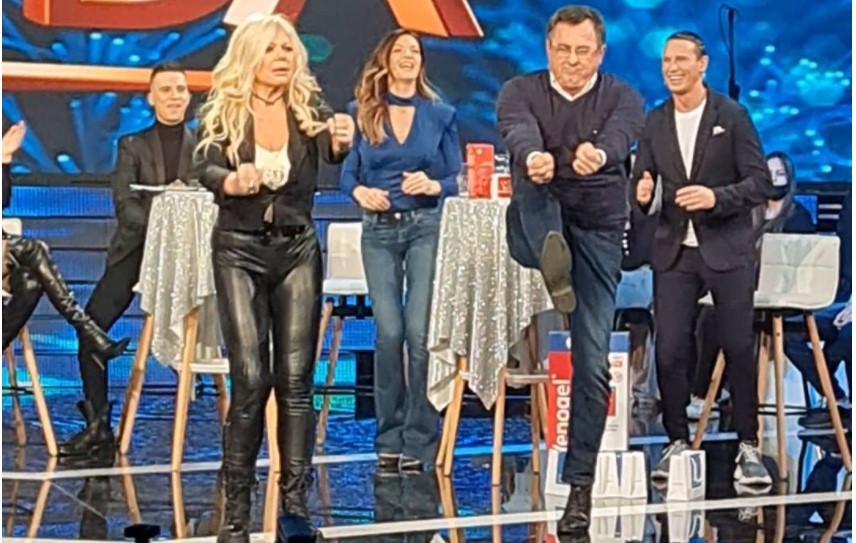 ISPLIVAO VIDEO PJEVAČICE I VODITELJA: SVI PLAČU od SMIJEHA zbog Voje Nedeljkovića (VIDEO)