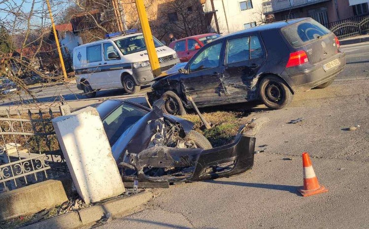 UZNEMIRUJUĆE FOTOGRAFIJE S LICA MJESTA Težak sudar dva automobila, ima povrijeđenih