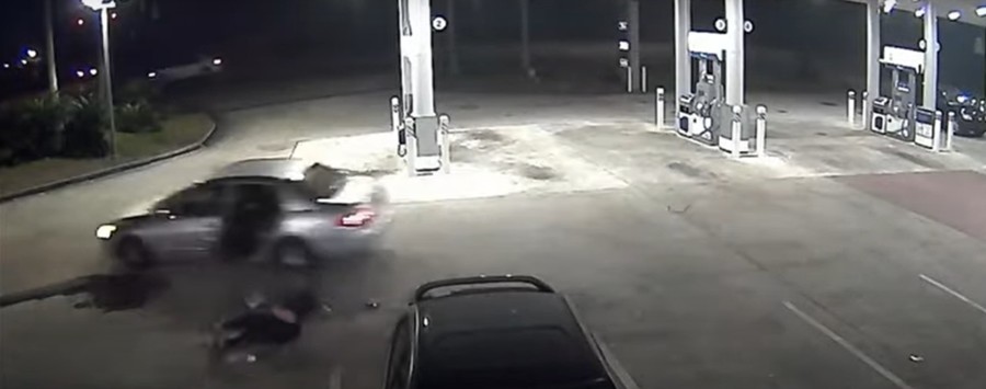 UZNEMIRUJUĆI VIDEO! Trudnici UKRAO vozilo, pa pokušao da je PREGAZI (VIDEO)
