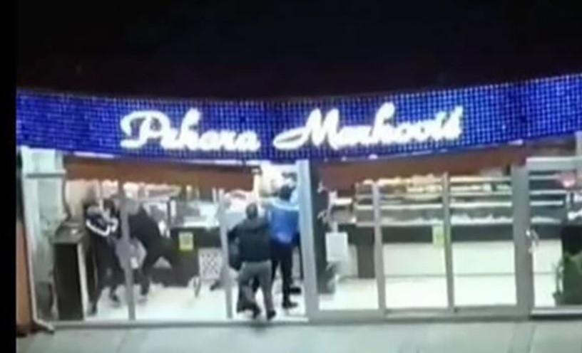 TRAGIKOMIČNO! GRUPA MLADIĆA napravila HAOS u pekari, radnica izbacila PAPUČE i zatvorila vrata (VIDEO)