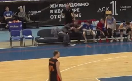 TRENERI “UKRSTILI” ŠAKE: Potukli se na klupi košarkaškog tima (VIDEO)