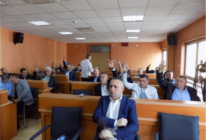 LETI PERJE U BRATUNCU Tajnim glasanjem smijenjeni zamjenik načelnika opštine i potpredsjednik Skupštine
