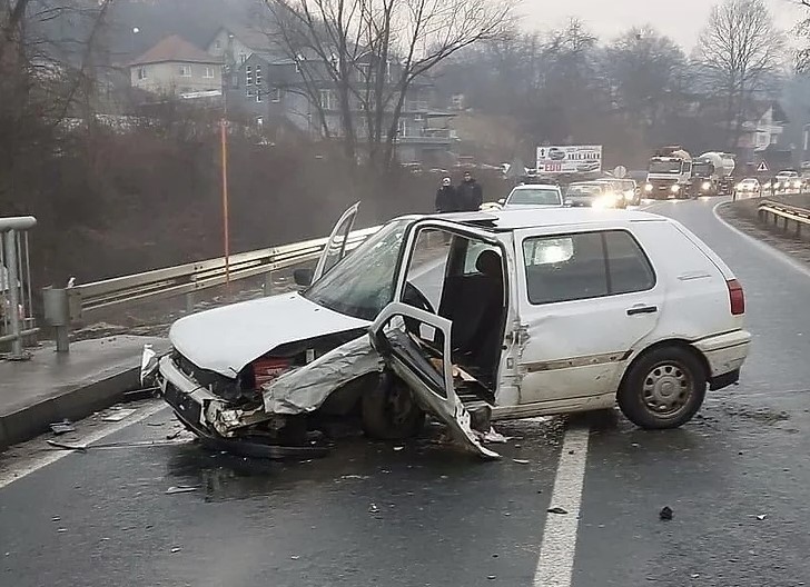 TEŠKA NESREĆA! Četiri osobe POVRIJEĐENE u sudaru tri automobila! (FOTO)
