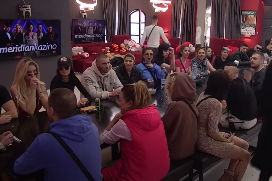 Izbio HAOS NA POČETKU! Simova poludila, a Ana progovorila o poljupcima!