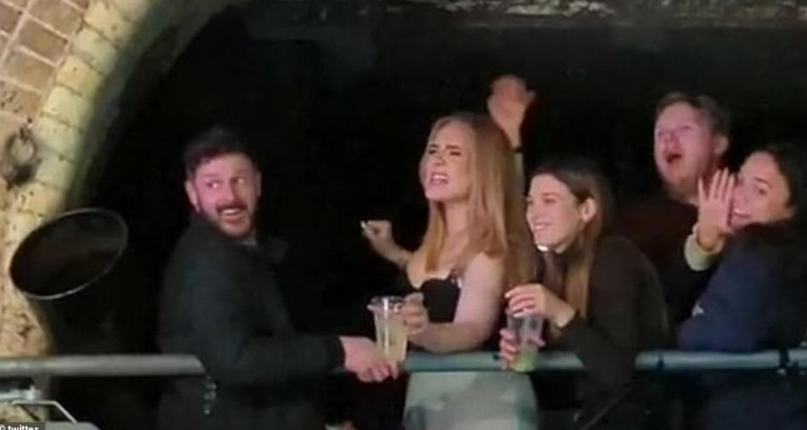 ADEL ŠOKIRALA FANOVE PLESOM NA ŠIPKI! U nevjerici posmatrali pripitu pjevačicu (VIDEO)