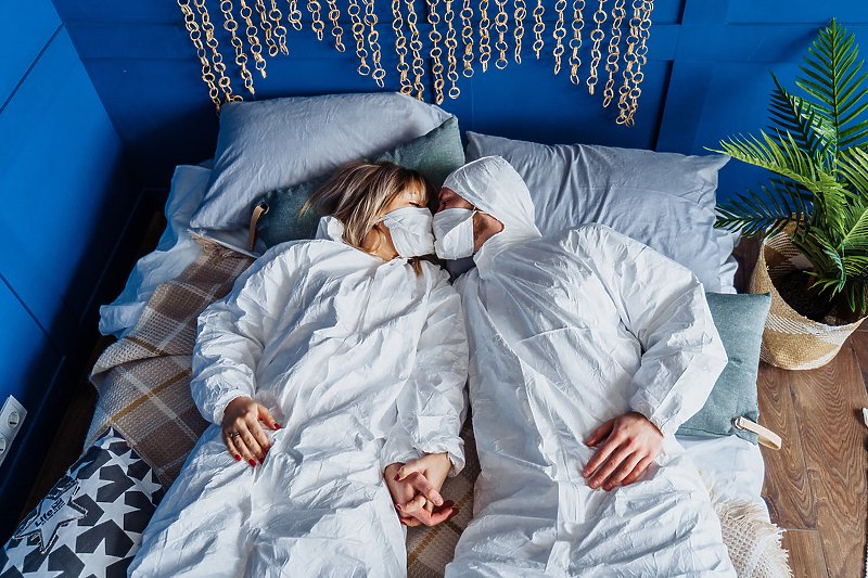 SUZDRŽITE SE OD "DUBOKOG LJUBLJENJA"! Preporuka parovima da NOSE MASKE NA LICU tokom intimnog odnosa