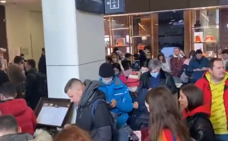 TRČE DO BANKOMATA! Zbog uvedenih sankcija Rusi pohrlili da podignu novac (VIDEO)