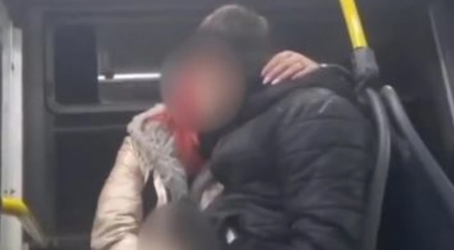 (VIDEO 18+) BEOGRAĐANI U ŠOKU Zadovoljavala momka u gradskom prevozu