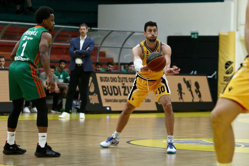 CEDEVITA OLIMPIJA uz dosta muke do POBJEDE U SPLITU