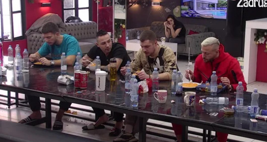 "OPASNI" SAVJETI U TOKU DORUČKA! Ša zna kako je Gruji... Pa NAJBOLJE ZNA šta treba činiti (VIDEO)