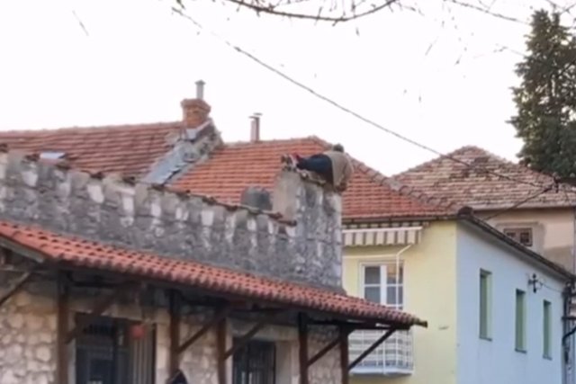 UZNEMIRUJUĆI VIDEO! Pao s KROVA dok je radio sklekove
