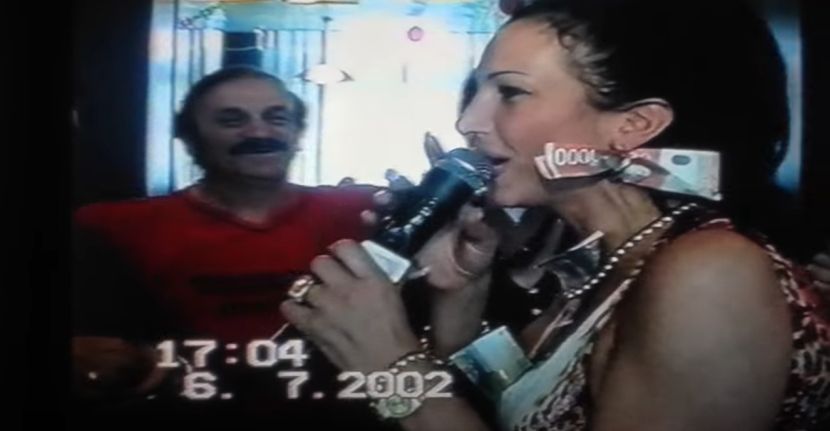 BAKŠIŠ U DEKOLTEU I CIPELAMA: Snimak Goce Božinovske okićene evrima (VIDEO)