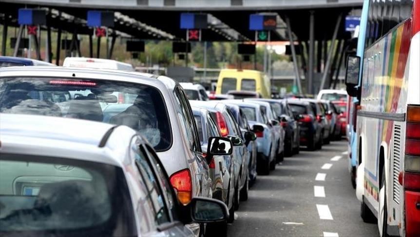 OGROMNE GUŽVE NA GRANICAMA Teretnjaci na Sremskoj Rači čekaju pet, na Batrovcima tri sata