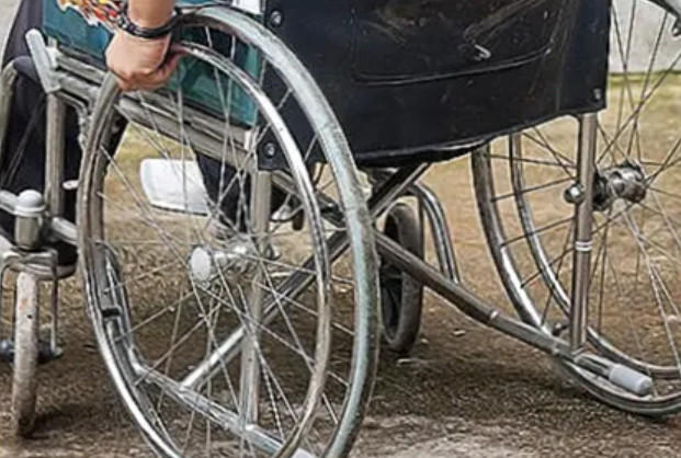 AUTOMOBILOM USMRTIO LICE U INVALIDSKIM KOLICIMA: Hitno prebačen u bolnicu ali mu NIJE BILO SPASA