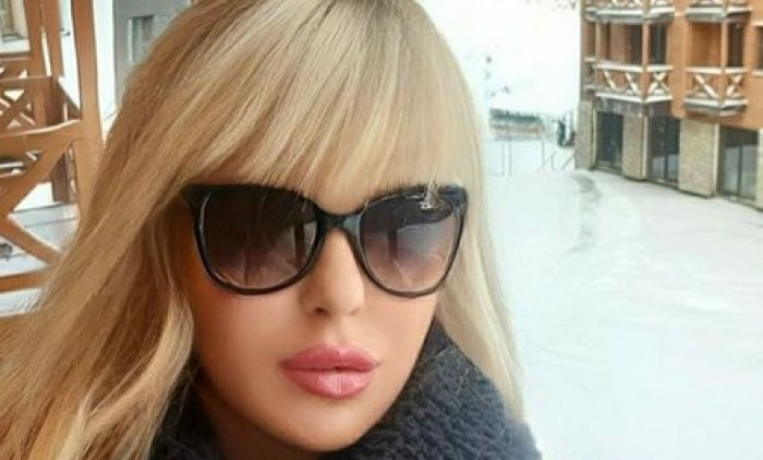 "ZATO TAKO DOBRO RADI SVE TE STVARI" Jami u bikiniju DOMINIRA na pješčanoj plaži! Akrobacije koje izvodi u 56. godini "ZAPALILE" društvene mreže (VIDEO)