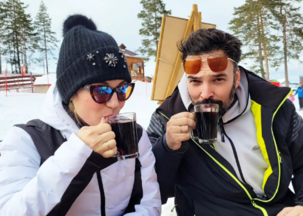 IVAN BOSILJČIĆ I JELENA TOMAŠEVIĆ uživaju na snijegu: Glumac pokazao svoj način UMIVANJA ZIMI (FOTO)