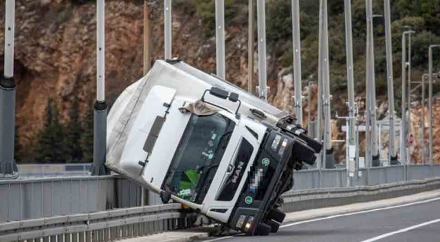 HAOS NA HRVATSKIM CESTAMA Bura odgurala kamion na ogradu mosta
