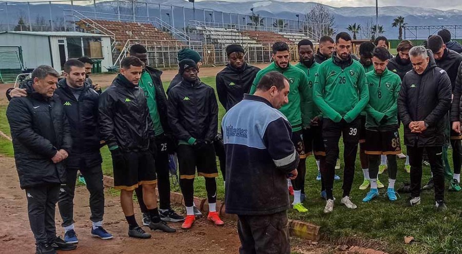 ZAVJETOVALI SE NAKON SEDAM PORAZA Fudbalski tim zaklao ovna na terenu (FOTO)