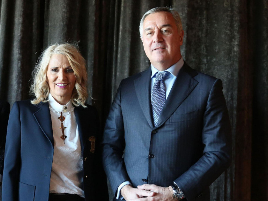 5.000 DOLARA ZA BLUZU I SAKO Ovako se Milova supruga bahati u odjeći čija je vrijednost pet puta veća od njene mjesečne zarade (FOTO)