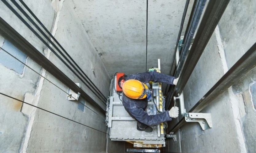 PRAVA NOĆNA MORA U LOZNICI! Lift ZGNJEČIO radnika koji ga je pokušavao POPRAVITI