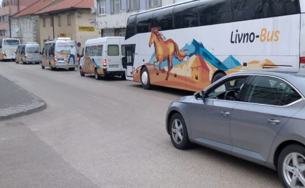 ČISTA ANARHIJA! AUTOBUSI BLOKIRALI GRADSKU UPRAVU I SUD: "Kriminal prevršio svaku mjeru"