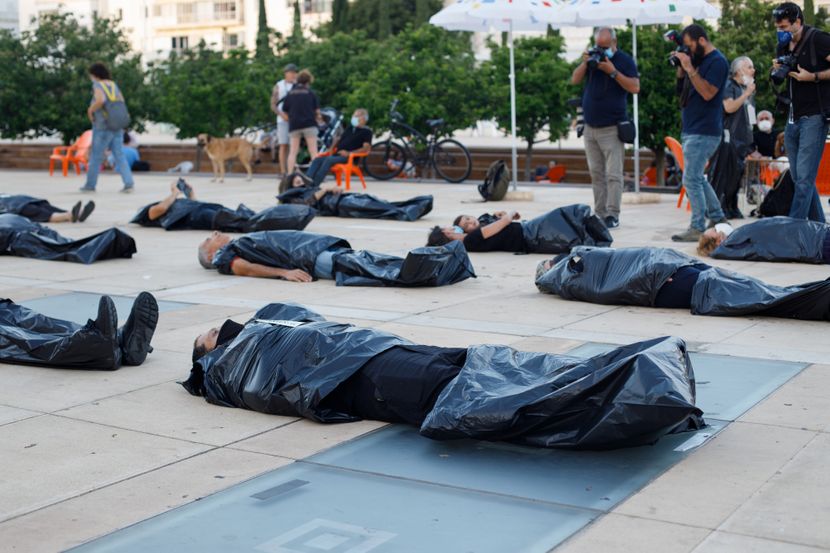 ŠOKANTNE SCENE U BEČU: Demonstranti u VREĆAMA ZA LEŠEVE, PROTESTOVALI ispred kancelarije predsjednika
