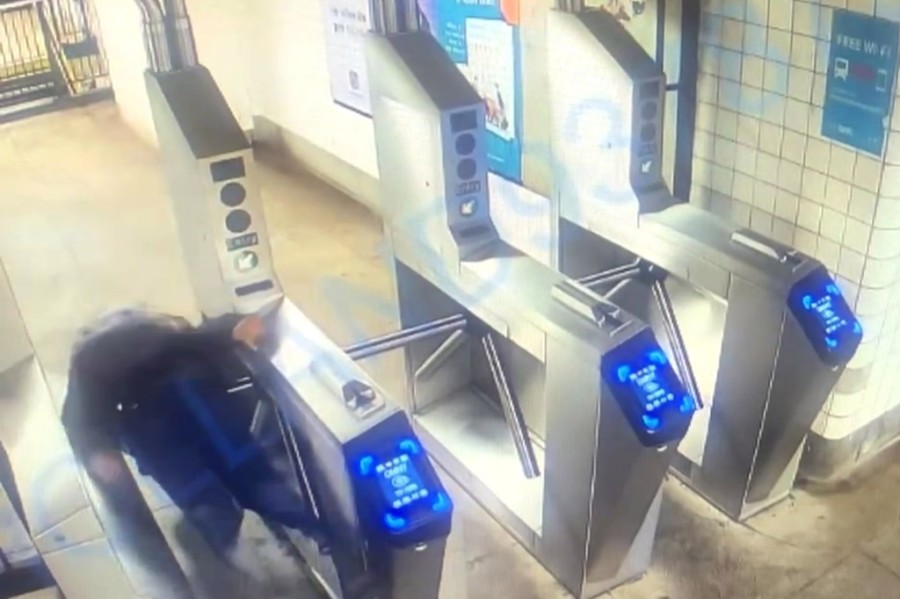BIZARNA SMRT! JEZIV SNIMAK IZ NJUJORKA KRUŽI SVIJETOM: Momak pokušao preskočiti rampe na ulazu u metro pa POLOMIO VRAT! (VIDEO)