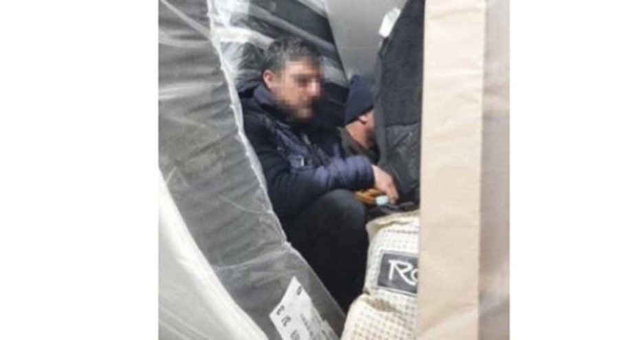 SPRIJEČENO KRIJUMČARENJE Granična policija BiH u KAMIONU S NAMJEŠTAJEM pronašla 26 migranata