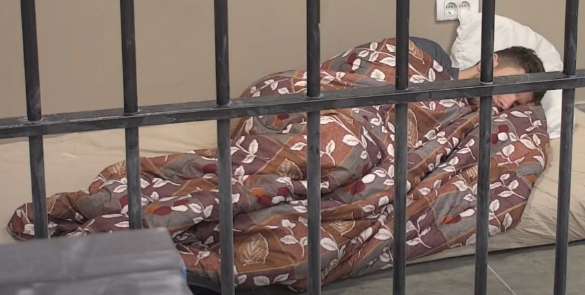 ŽESTOKO KAŽNJEN: Nakon što je zadrugara udario pesnicom u glavu otišao u zatvor (VIDEO)
