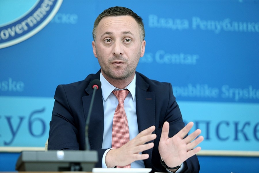 Patrijarh SPC poziva na mir, a poglavar Islamske zajednice gaji politiku 90-ih