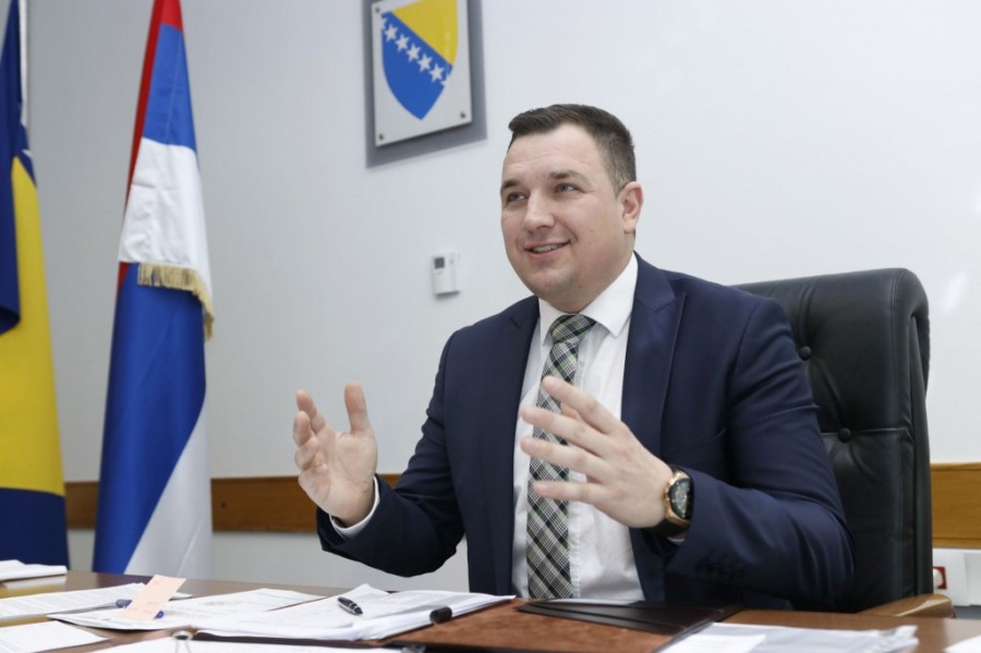 OBEZBIJEDITI ELEKTRIČNU ENERGIJU SRPSKOM STANOVNIŠTVU U SELU LIPA: Migrantima doveli struju, povratnicima ne!