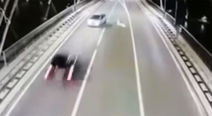 (UZNEMIRUJUĆI VIDEO) SMRT IZBJEGNUTA ZA DLAKU Snimak stravične saobraćajke šokirao javnost