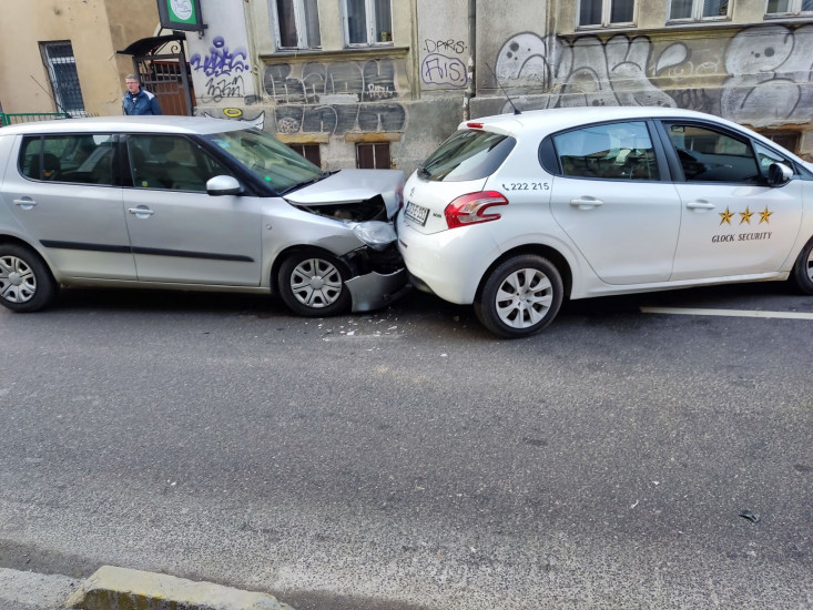 POVRIJEĐENA JEDNA OSOBA NA SKENDERIJI! U saobraćajnoj nesreći učestvovala DVA VOZILA