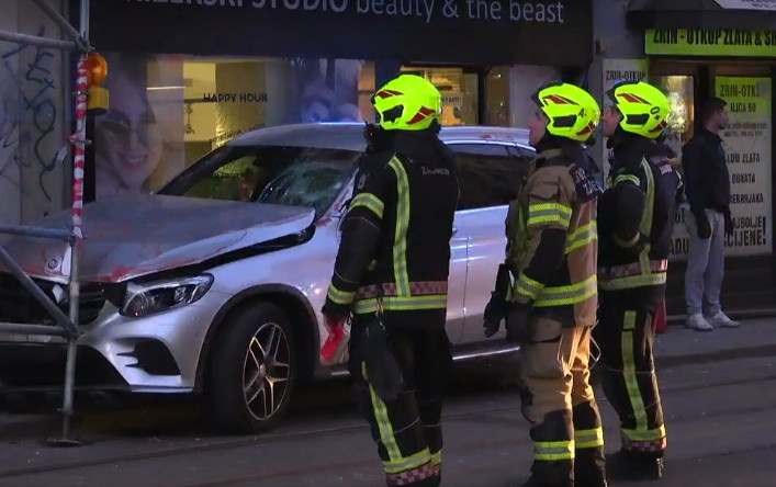 STRAVIČNA NESREĆA U ZAGREBU! Autom "pokosio" pješaka pa se zabio u skelu (VIDEO)