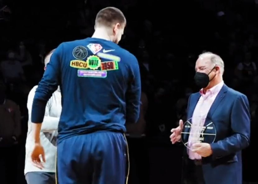 JOKIĆ PRIMIO NAGRADU prije meča, pa odigrao još jednu DOMINANTNU PARTIJU