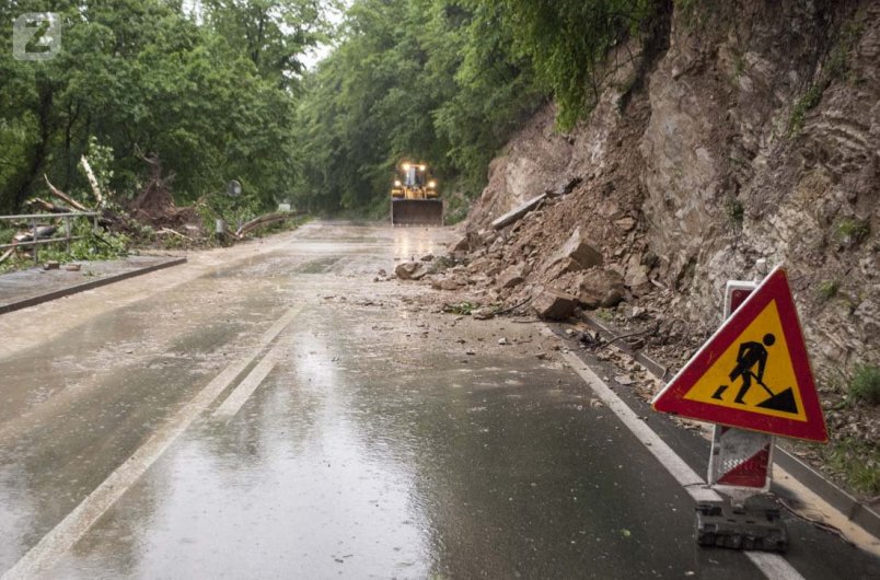STANJE NA PUTEVIMA Na pojedinim dionicama učestali odroni, oprez i zbog povećanog broja biciklista