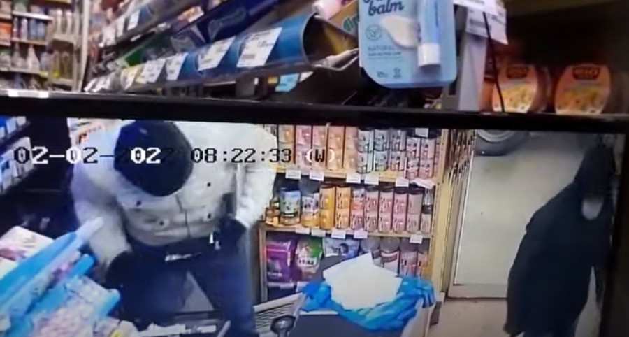 BRUTALNA PLJAČKA U SARAJEVU: Dvojica razbojnika PRIJETILI PIŠTOLJEM i udarili U GLAVU radnicu prodavnice (VIDEO)