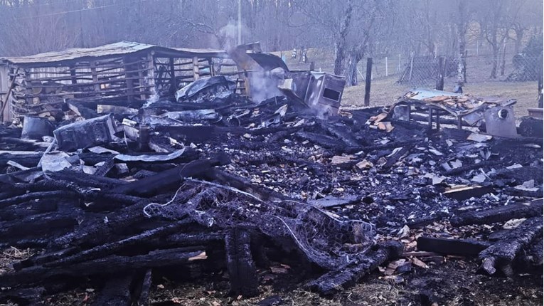 JOŠ JEDAN POŽAR NA BANIJI! Vatra progutala objekat do temelja (FOTO)